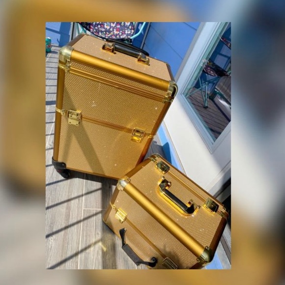 4 WheelsProfessional Rolling Cosmetic/Makeup Case. - Picture 1 of 3